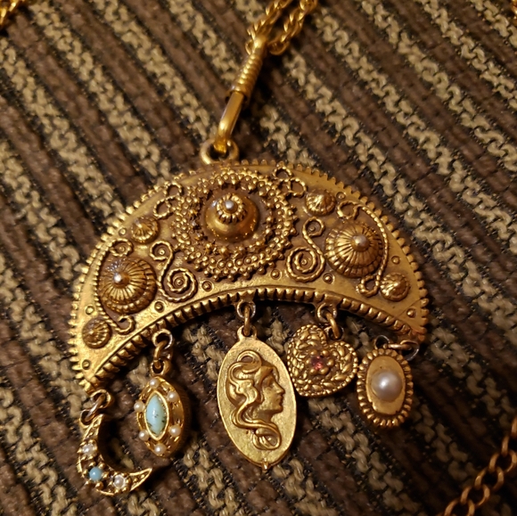 VINTAGE GOLDETTE GOLD TONE ETRUSCAN STATEMENT DANGLES PENDANT 2 CHAIN NECKLACE - Picture 3 of 5